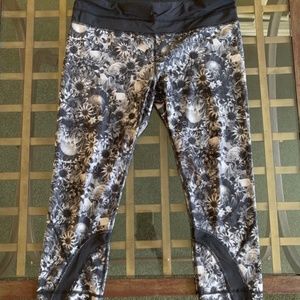 Lululemon cropped floral leggigs
